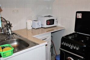 Refrigerador, microondas y utensilios de cocina 