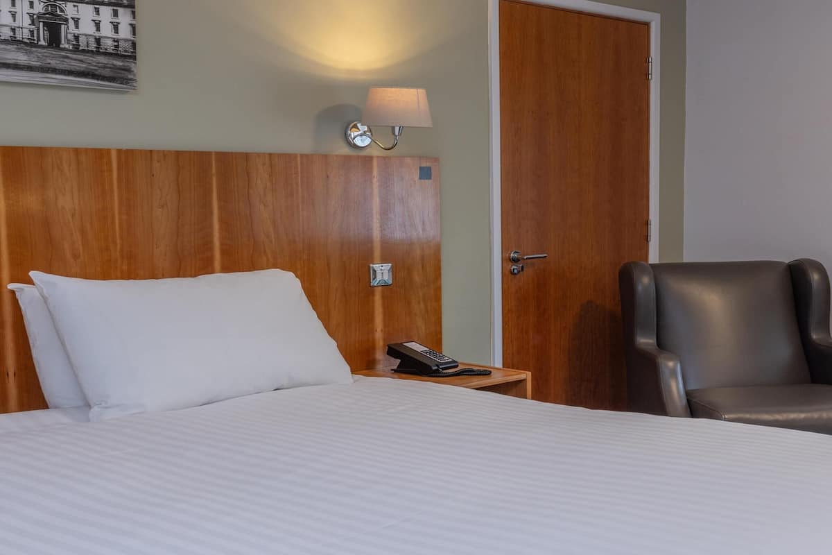Standard Room, 1 King Bed, Non Smoking | In-room safe, desk, laptop workspace, soundproofing