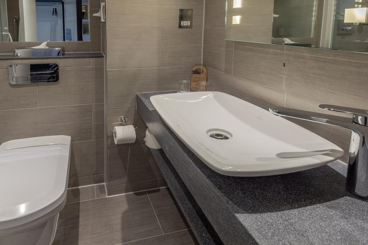 Executive Room, 1 King Bed, Non Smoking | In-room safe, desk, laptop workspace, soundproofing