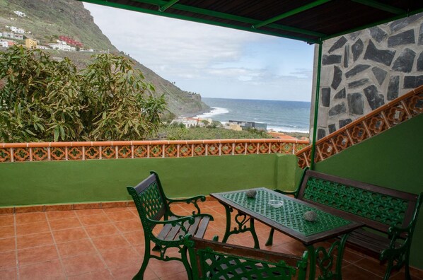Outdoor dining - Rural house with excellent views of the sea and valley. (Hermigua)