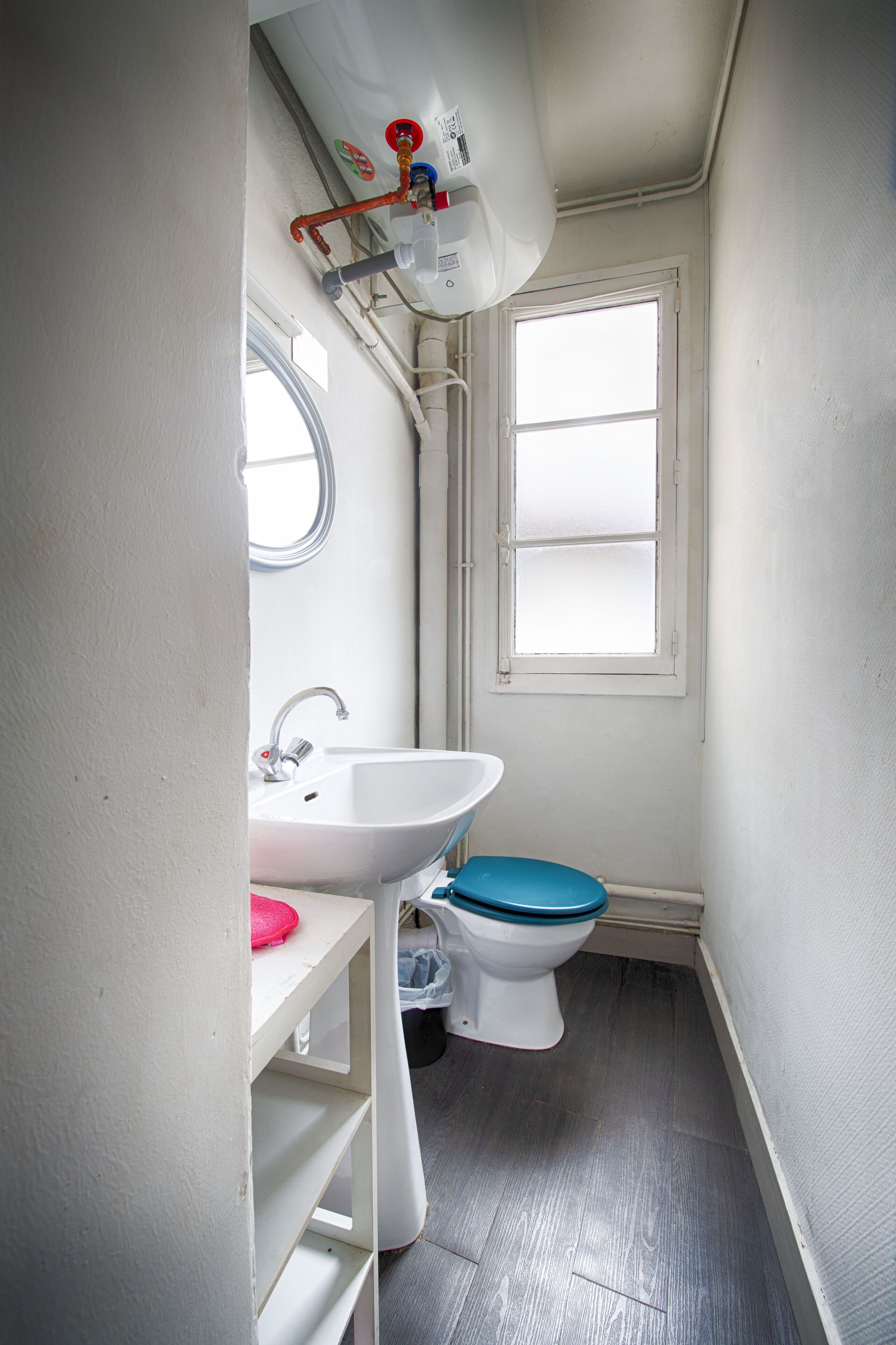 Bathtub, towels, toilet paper