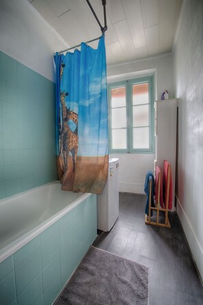 Bathtub, towels, toilet paper - T2, 48 M2 near the spa (Aix les Bains)