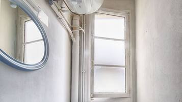 Bathtub, towels, toilet paper