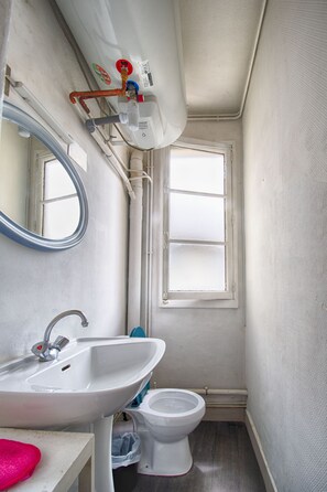 Baignoire, serviettes fournies, papier toilette