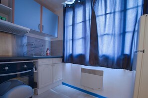 Microondas, horno, parrilla de estufa y cafetera y tetera 