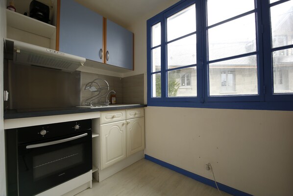 Microondas, horno, placa de cocina, cafetera/tetera