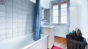 Bathtub, towels, toilet paper