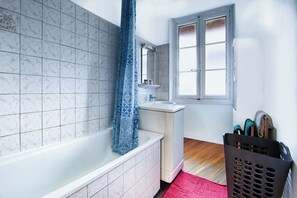 Bathtub, towels, toilet paper - T2, 48 M2 near the spa (Aix les Bains)