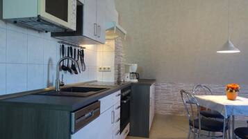 KĂŒhlschrank, Mikrowelle, Ofen, Herdplatte