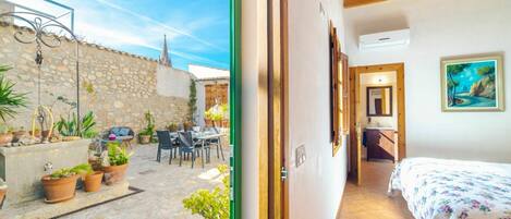 2 bedrooms, iron/ironing board, travel cot, free WiFi