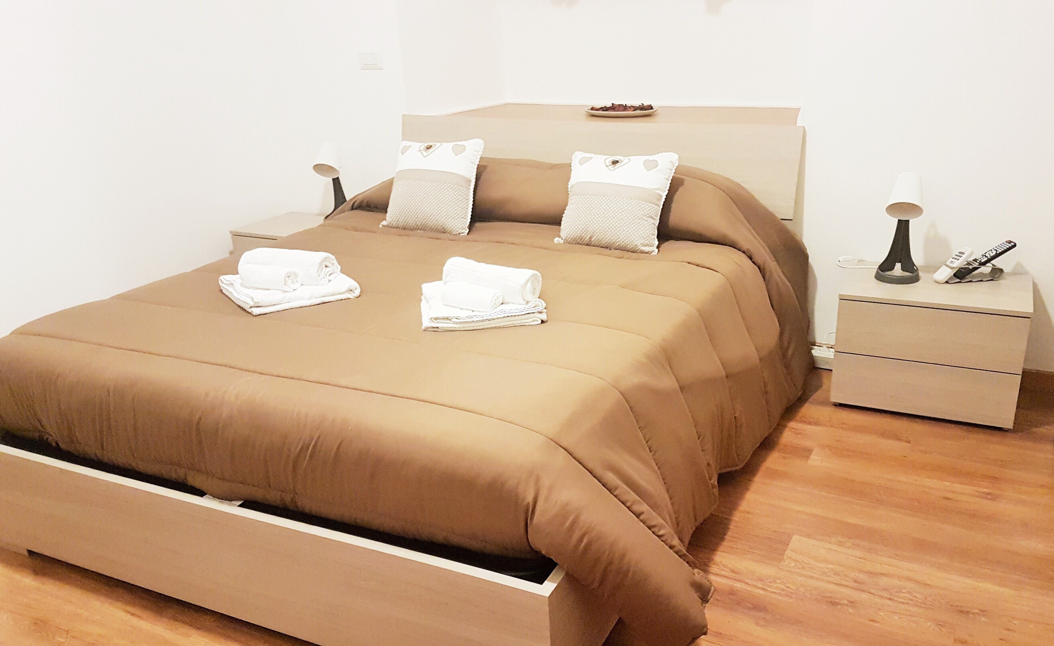 2 habitaciones, tabla de planchar con plancha y cuna de viaje 