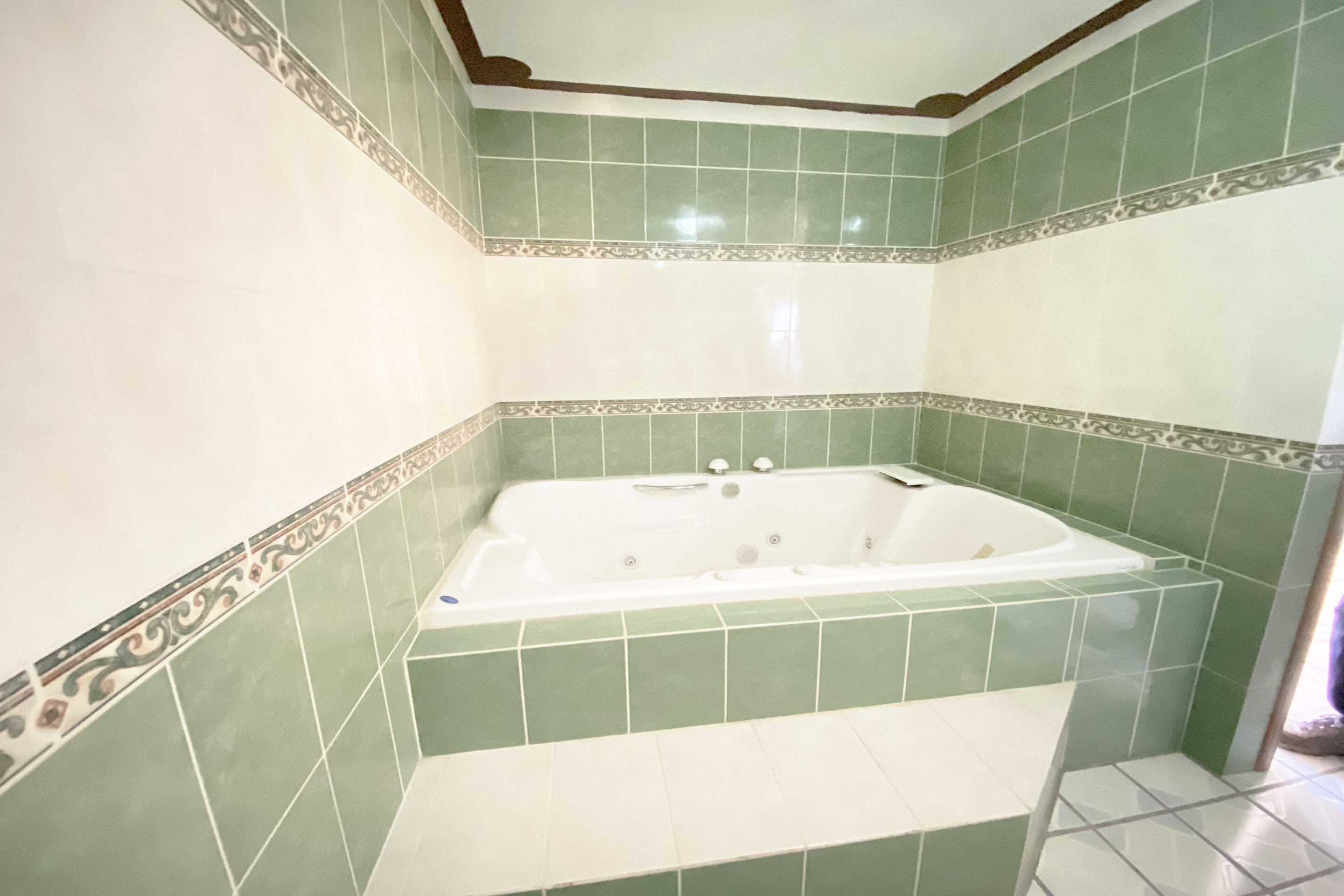 Deluxe Room, Jetted Tub (1 King Bed) | Bathroom | Shower, free toiletries, bidet, towels