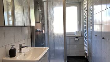 Dusche, Handtücher, Seife, Toilettenpapier