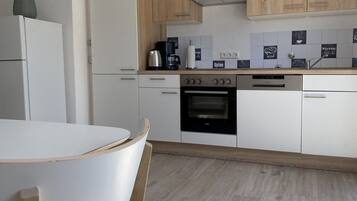 Fridge, oven, stovetop, coffee/tea maker