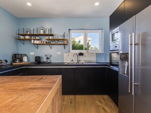 Microondas, horno, lavavajillas y congelador 