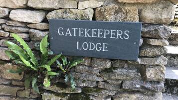 Mural de pedra com uma placa que diz "Gatekeepers Lodge".