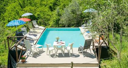 Schönes alleinstehendes Ferienhaus für 6 Leute mit privatem Pool und Parkplatz