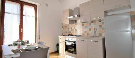 Ofen, Toaster, Hochstuhl, Gefrierschrank