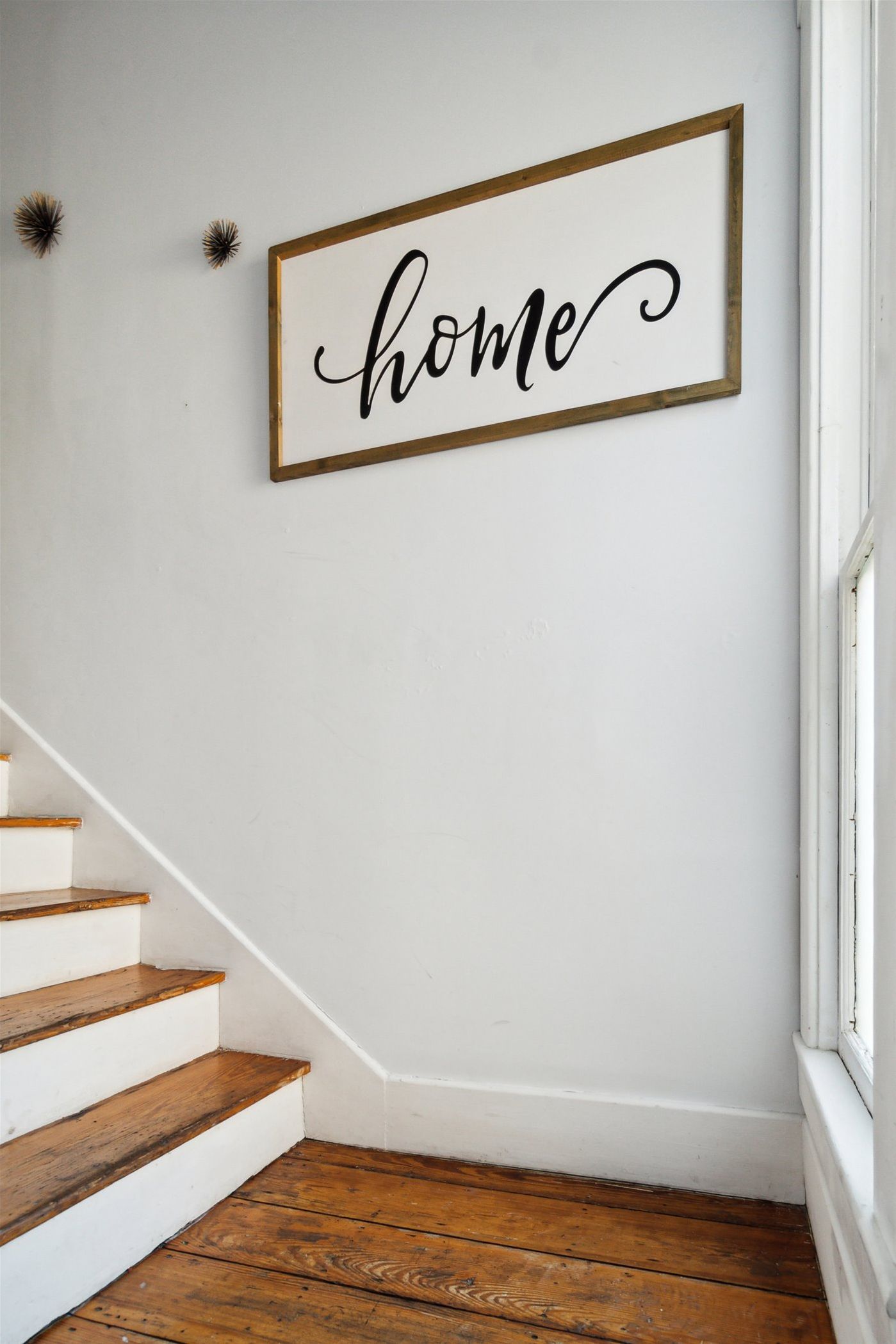 Una escalera de madera con escalones y un letrero en la pared que dice 'home'.