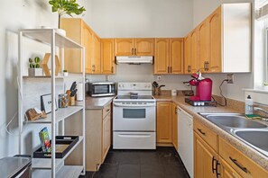 Een koelkast, een magnetron, een oven, een kookplaat