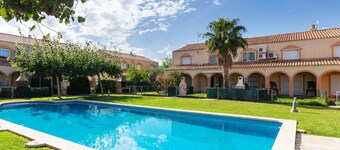 Stunning private villa for 6 guests with WIFI, pool, TV, patio and parking