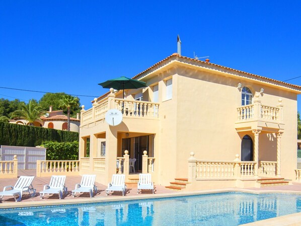 A two-story building with a swimming pool, outdoor seating, and a satellite dish. - Wonderful private villa for 12 people with A/C, WIFI, private pool, TV, terrace and pets allowed (Benissa)
