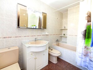 A bathroom with a toilet, sink, bidet, and bathtub. - Wonderful private villa for 12 people with A/C, WIFI, private pool, TV, terrace and pets allowed (Benissa)