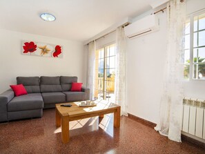 TV - Wonderful private villa for 12 guests with private pool, WIFI, A/C, TV, terrace and pets allowed (Benissa)