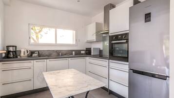 Een microgolfoven, een oven, een vaatwasser, een kinderstoel