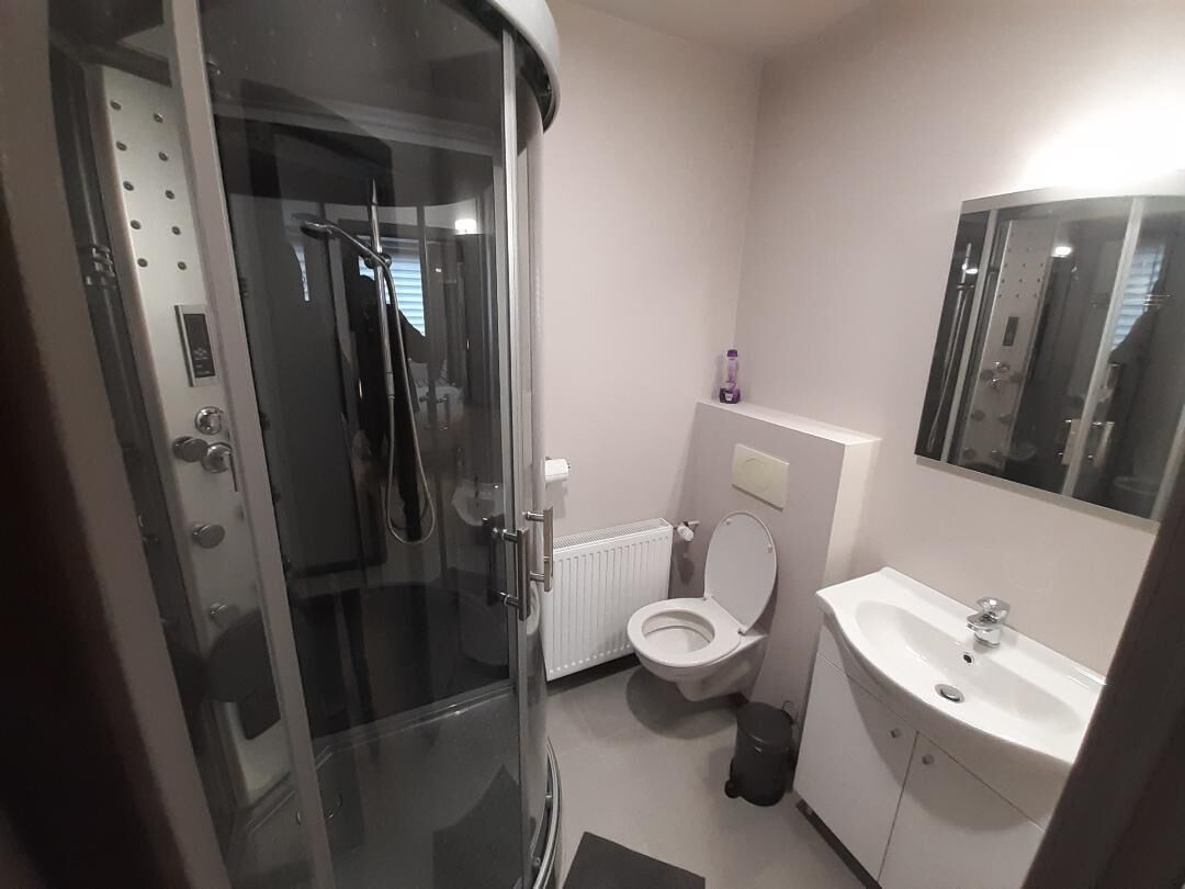 Een douche, handdoeken, toiletpapier