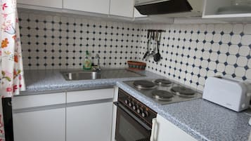 KylskÄp, ugn, spishÀll och kaffe- och tebryggare