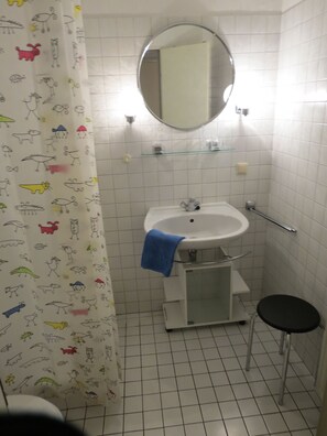 Ensemble douche/baignoire, papier toilette