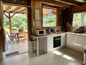 Een koelkast, een magnetron, een oven, een kookplaat