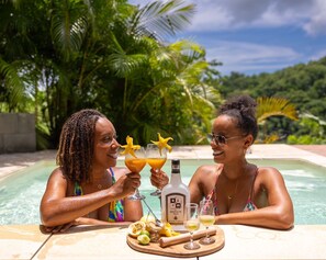 Een buitenzwembad, een verwarmd zwembad