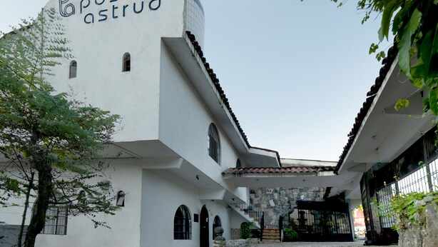 A building with the name 'Posada Astrud' on its facade.