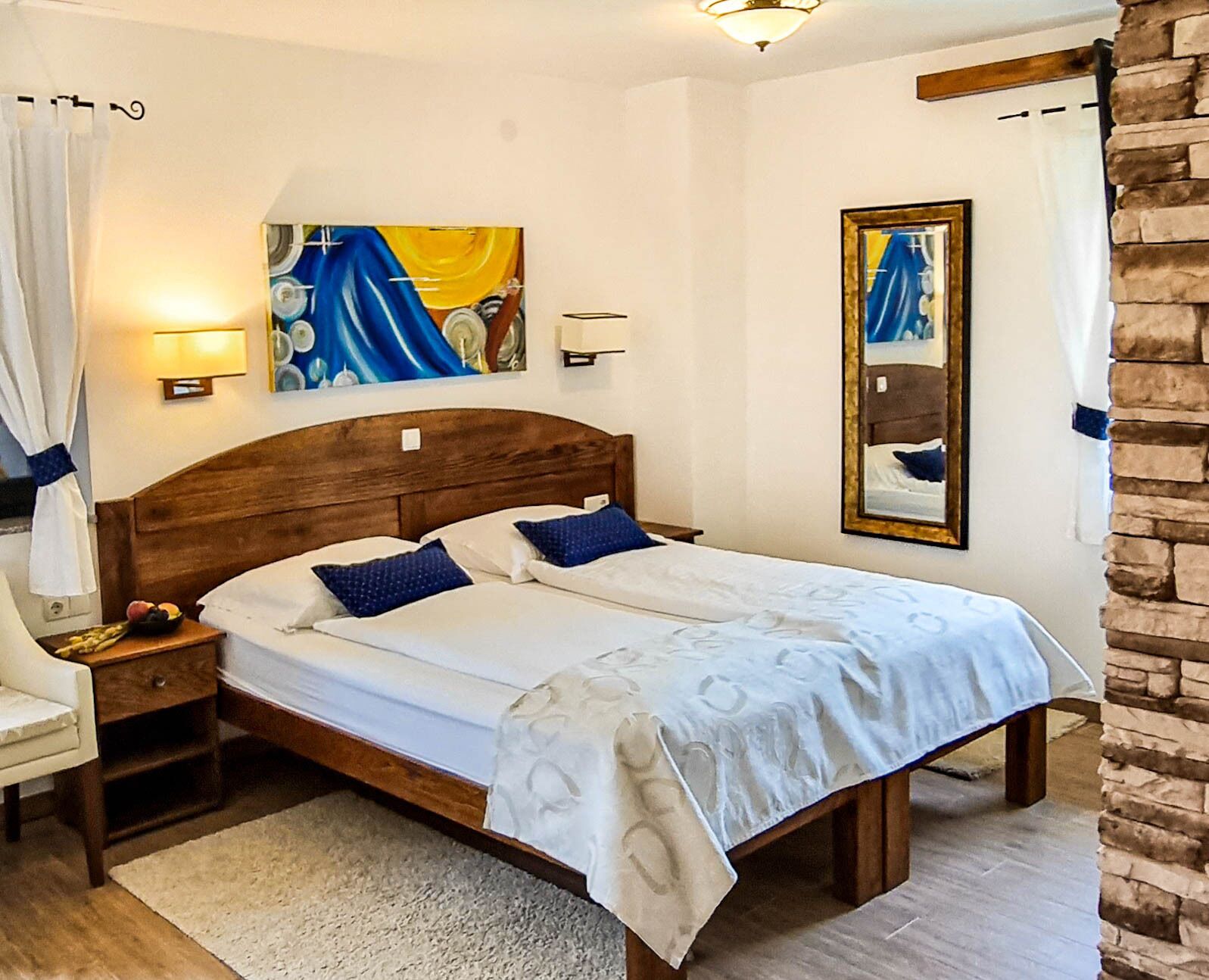 1 多间卧室、客房内保险箱、WiFi、床单