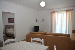 Room 102 | Área de sala de estar | Televisión de pantalla plana 