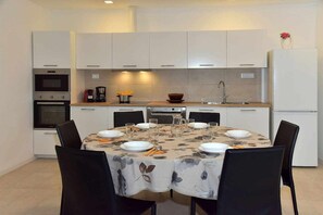 Kühlschrank, Mikrowelle, Ofen, Geschirrspüler