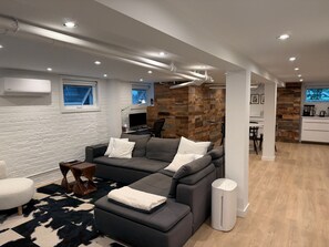 Smart TV, DVD player, books, stereo - Renovated Designer Garden Suite - Private Patio (Washington)
