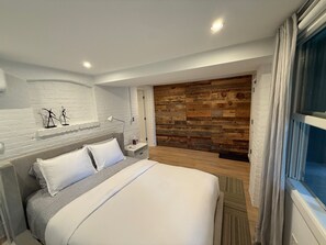 1 bedroom, desk, iron/ironing board, free WiFi - Renovated Designer Garden Suite - Private Patio (Washington)