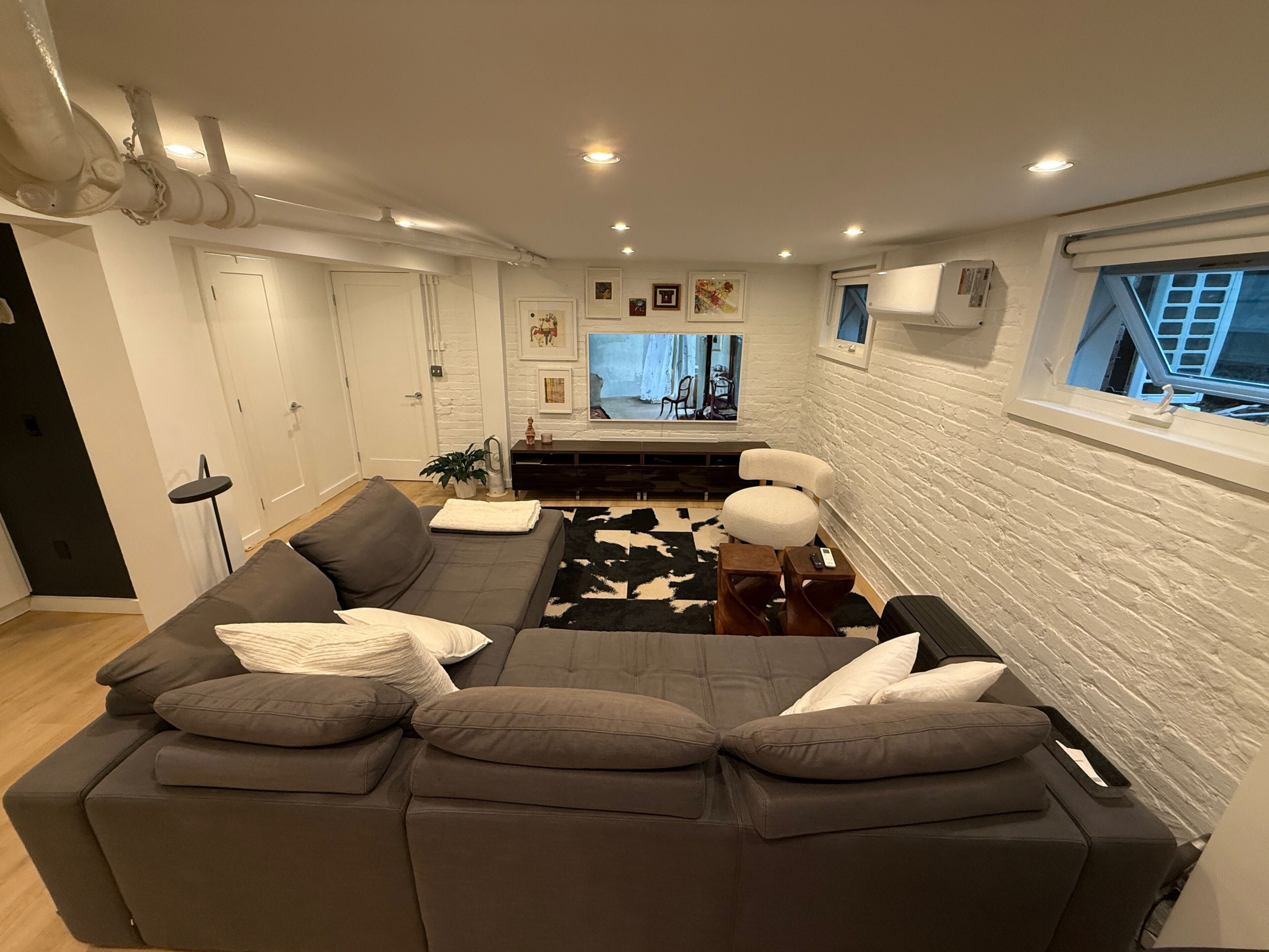 Smart TV, DVD player, books, stereo