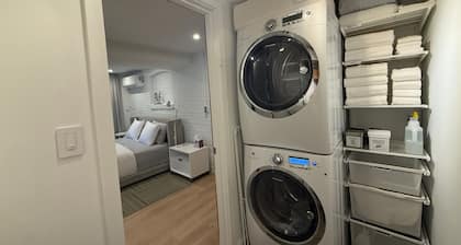 Renovated Designer Garden Suite - Private Patio