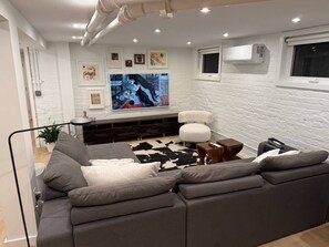 スマートテレビ、DVD プレーヤー、書庫、ステレオ