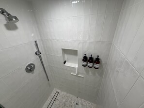 Shower, eco-friendly toiletries, hair dryer, bidet - Renovated Designer Garden Suite - Private Patio (Washington)