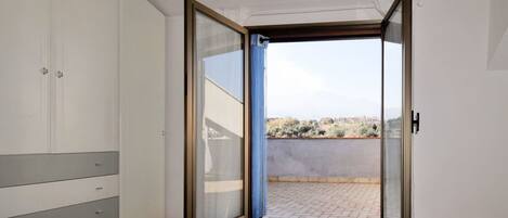 3 slaapkamers, een strijkplank/strijkijzer, reisbedje, gratis wifi