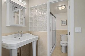 Combined shower/tub, hair dryer, towels