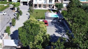 Zona residencial con casas, piscina y entrada para vehículos.