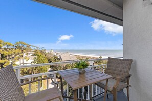 Outdoor dining - OCEANVIEW 2BR VILLA WITH POOLS, BEACH ACCESS & WIFI AT SEACREST (Hilton Head Island)