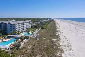 Hotel ved stranden med swimmingpool, direkte adgang til stranden og havudsigt.