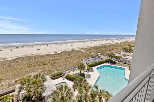LUXURY PENTHOUSE WITH OCEAN VIEWS, POOLS & WALK TO BEACH HILTON HEAD
